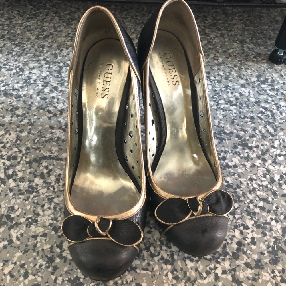 Guess pumps. Round toe with heart cutouts.